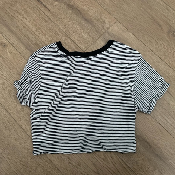 Black and White Striped Crop Top - Picture 2 of 3